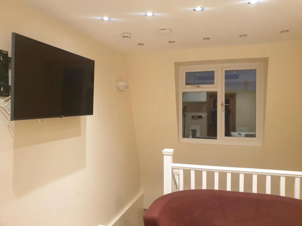 London Luxury 3 Bedroom 2 Bathrooms Flat 1 Min To Redbridge Station Free Parking & Wifi Wanstead