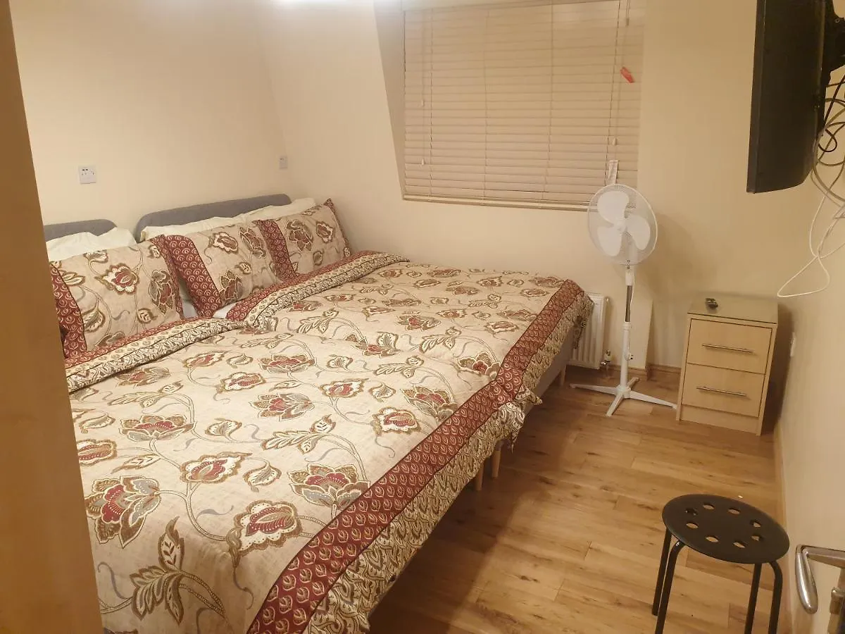 London Luxury 3 Bedroom 2 Bathrooms Flat 1 Min To Redbridge Station Free Parking & Wifi Wanstead