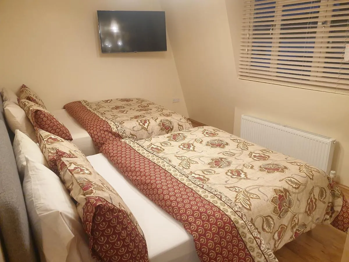 Apartment London Luxury 3 Bedroom 2 Bathrooms Flat 1 Min To Redbridge Station Free Parking & Wifi Wanstead United Kingdom