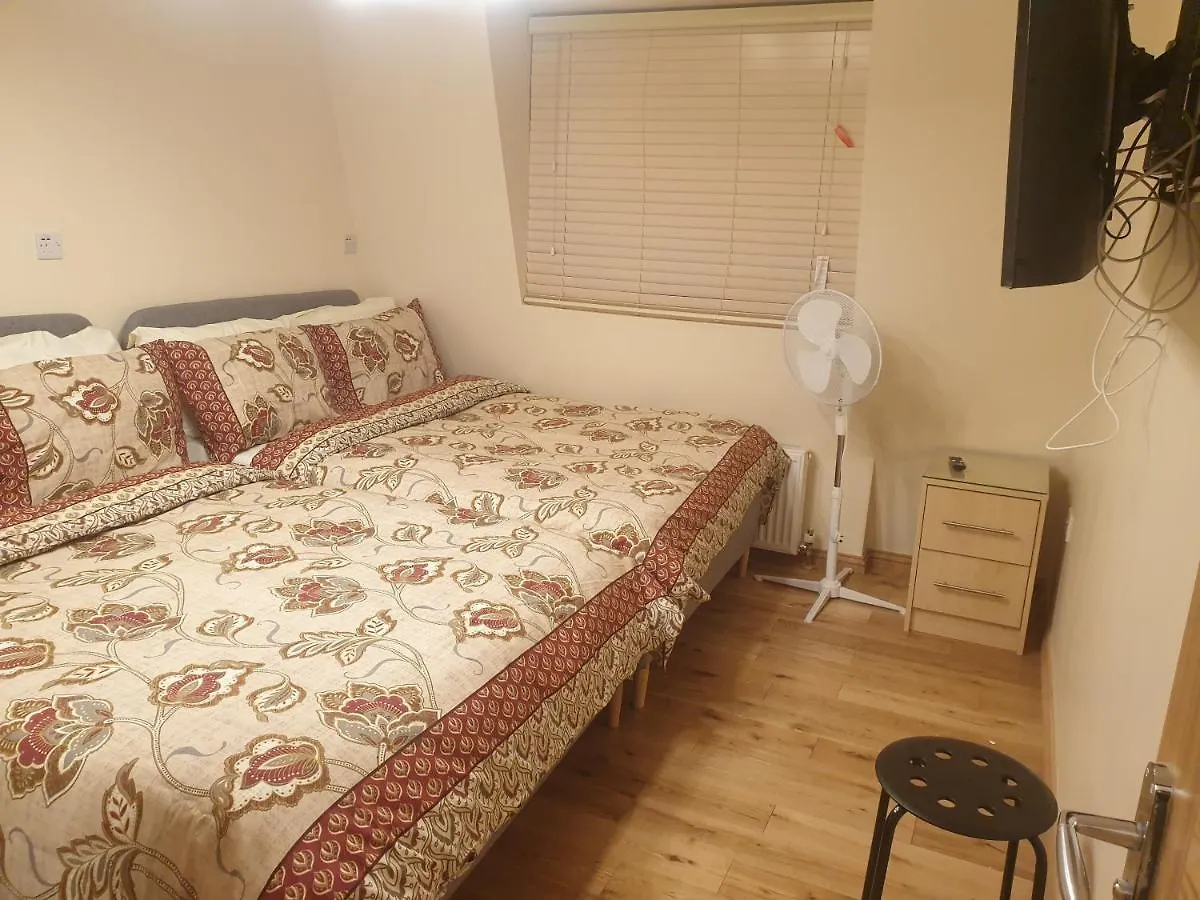 London Luxury 3 Bedroom 2 Bathrooms Flat 1 Min To Redbridge Station Free Parking & Wifi Wanstead Apartment